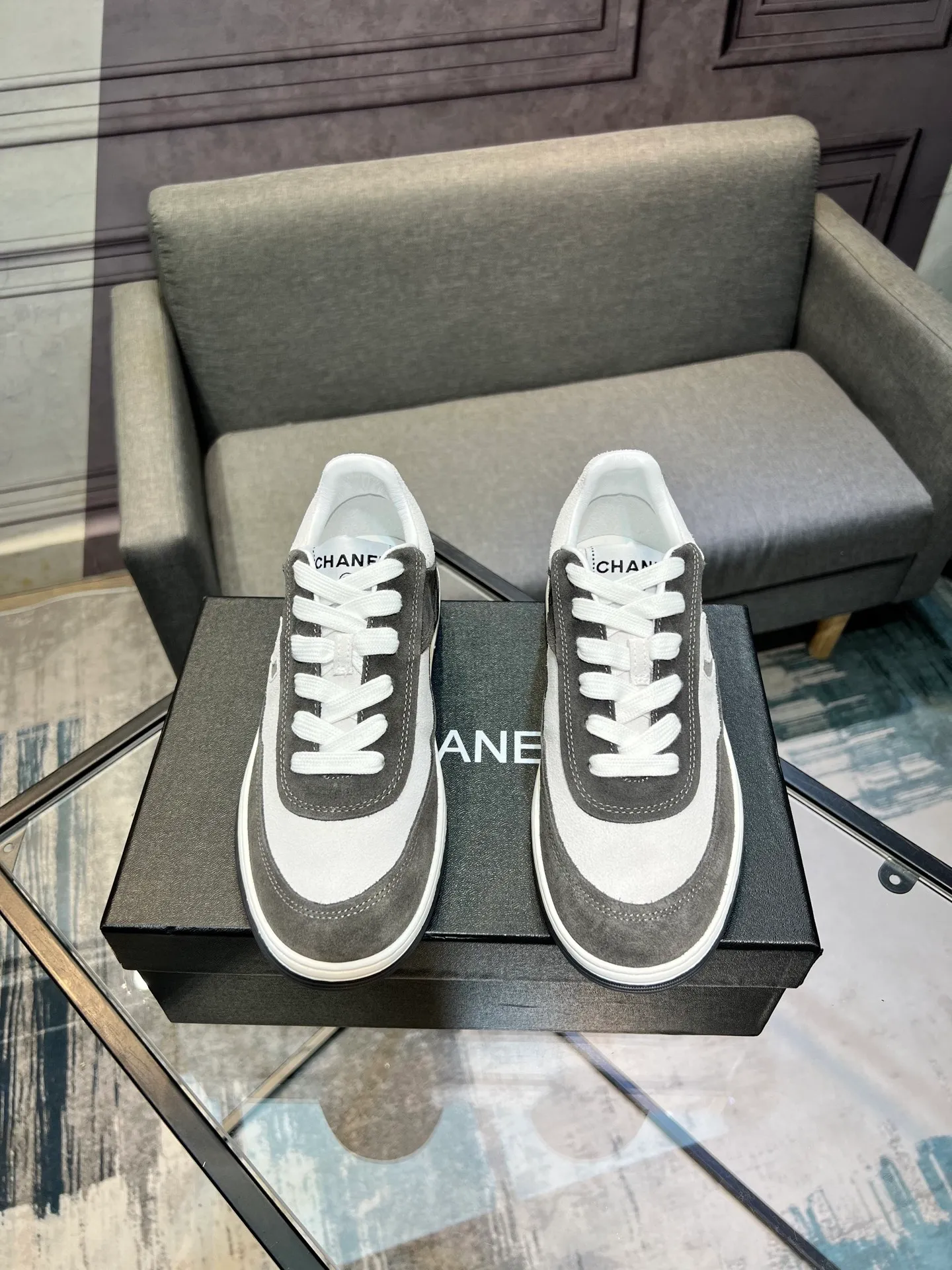 Men's men's shoes 💰620 Exclusive real shot (top version) CHANEL Chanel's new panda sneakers Panda shoes Chanel 2025ss color matching thick-soled casual sports shoes sneakers Counter synchronization The counter is very popular Very difficult to buy a shoe The most popular thick-soled panda shoes on the Internet It is obvious that Xiaoxiang control cannot miss it Simple and versatile white shoes that have both good looks and comfort Thick sole increases height, is super versatile and can be worn with eyes closed😍 Whoever wears it will look better. Upper: calfskin. Lining: imported sheepskin lining. Outsole: TPU original outsole. Size: 35-44 (41 for women, 40 for men, custom made).